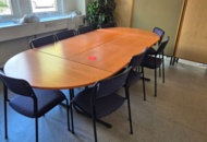 1571403 Kinnarps konferensbord med 9 stolar
