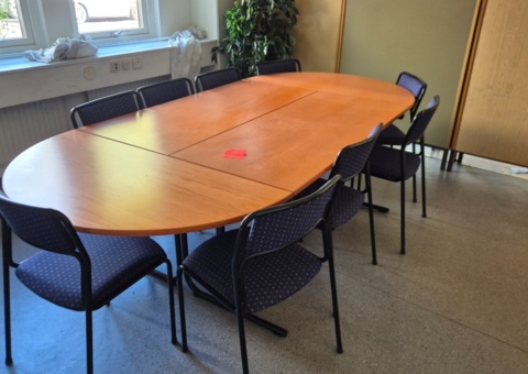 Kinnarps konferensbord med 9 stolar