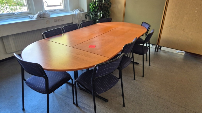 1571403-1 Kinnarps konferensbord med 9 stolar