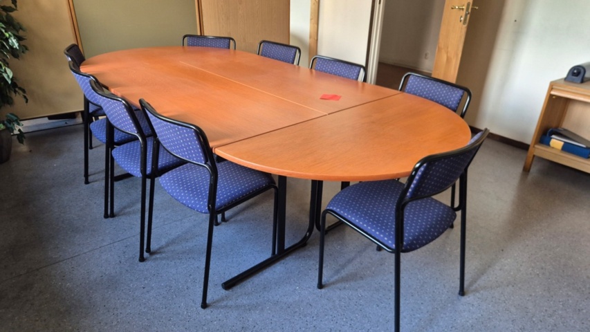 1571403-2 Kinnarps konferensbord med 9 stolar