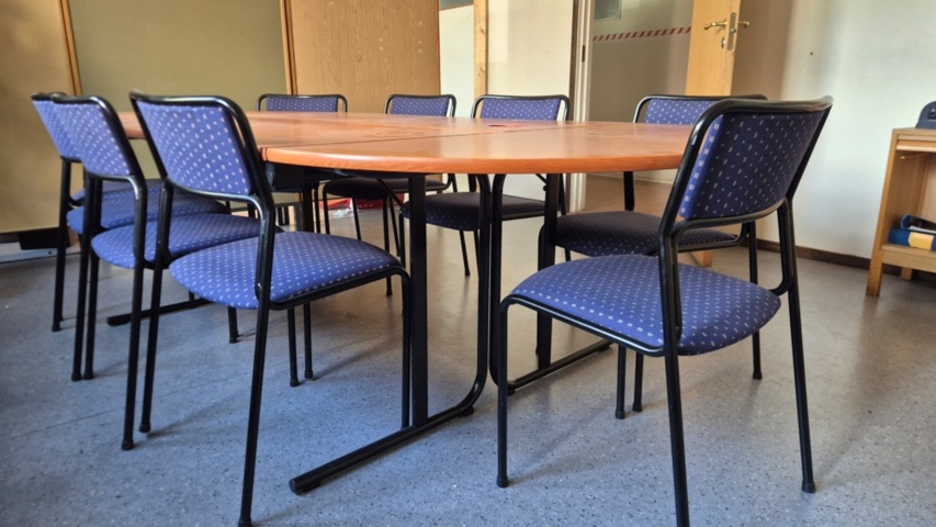 1571403-3 Kinnarps konferensbord med 9 stolar