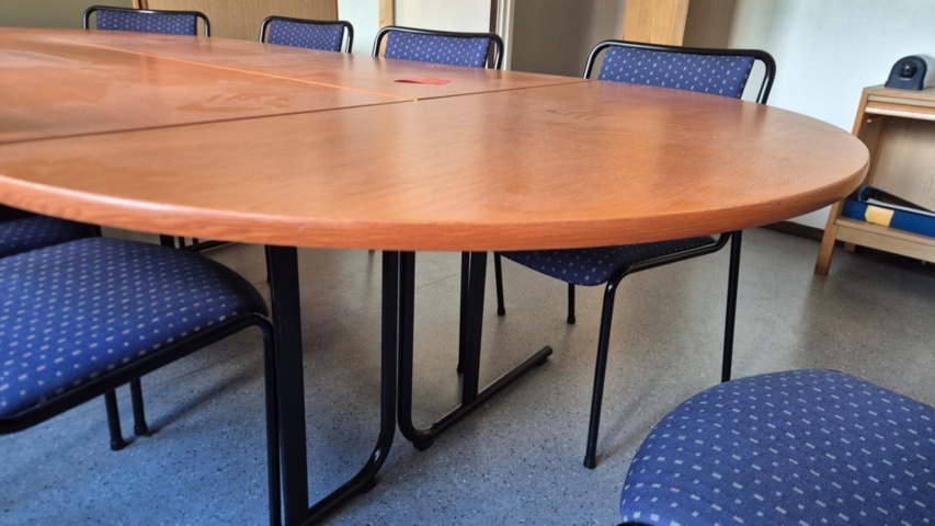 1571403-6 Kinnarps konferensbord med 9 stolar