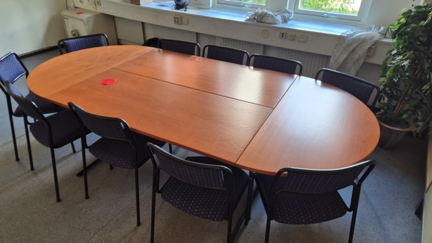 1571403-8 Kinnarps konferensbord med 9 stolar