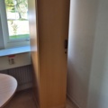 1571405-6 Klädskåp i trä samt ovalt träbord