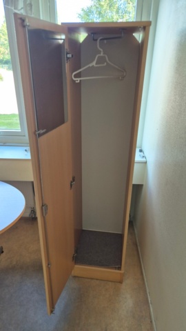 1571405-7 Klädskåp i trä samt ovalt träbord