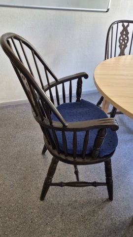 1571408-3 Runt bord 4st stolar