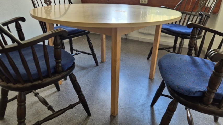 1571408-4 Runt bord 4st stolar