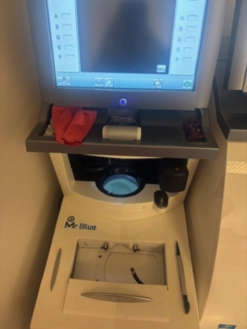 1524787-11 Essilor Mr Blue glass processing system incl. blocks – 2012