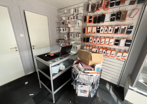 Inventarier från mobilbutik i Stockholm – lager, reparationsutrustning, butiksinredning