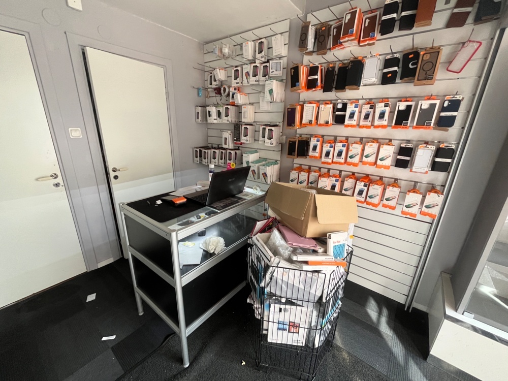 1578237-1 Inventarier från mobilbutik i Stockholm – lager, reparationsutrustning, butiksinredning
