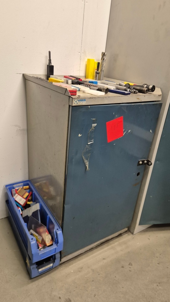 1571402-1 Plåtskåp med borr och fräsverktyg