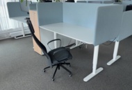 1578264 5 height-adjustable desks including screen and office chair