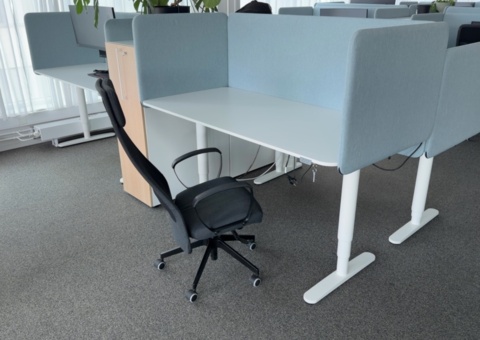 5st Höj- och sänkbara skrivbord inkl avskärming och kontorsstol