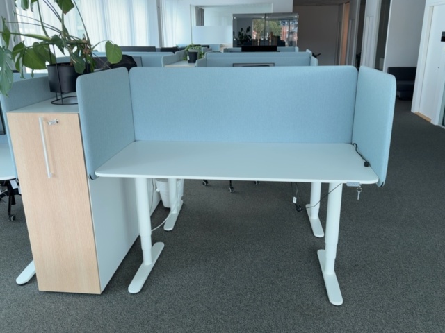 1578264-3 5 height-adjustable desks including screen and office chair