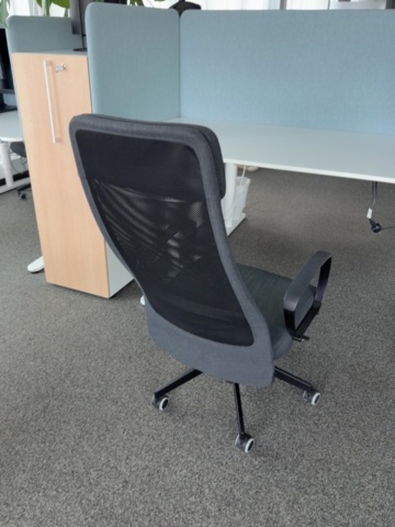 1578264-9 5 height-adjustable desks including screen and office chair