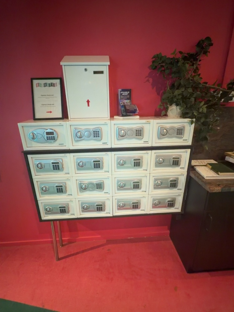 1491670-1 Electronic safes 16 pcs with storage rack