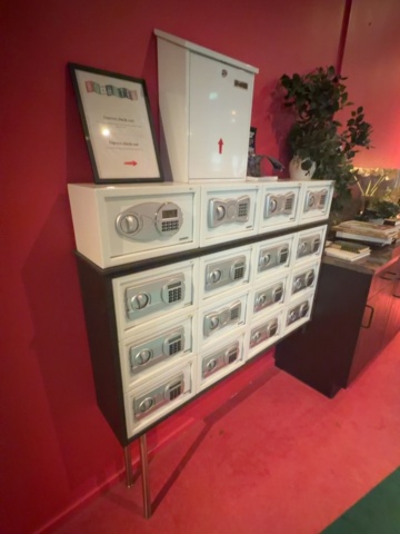 1491670-3 Electronic safes 16 pcs with storage rack