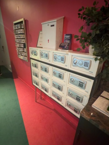 1491670-4 Electronic safes 16 pcs with storage rack