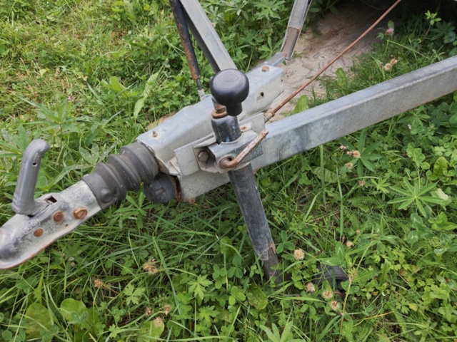 1485777-3 Släpvagn med aluminiumkåpa och plantlådeinsats - Aktiv Stabil 1300kg -1989 (Reparationsobjekt)