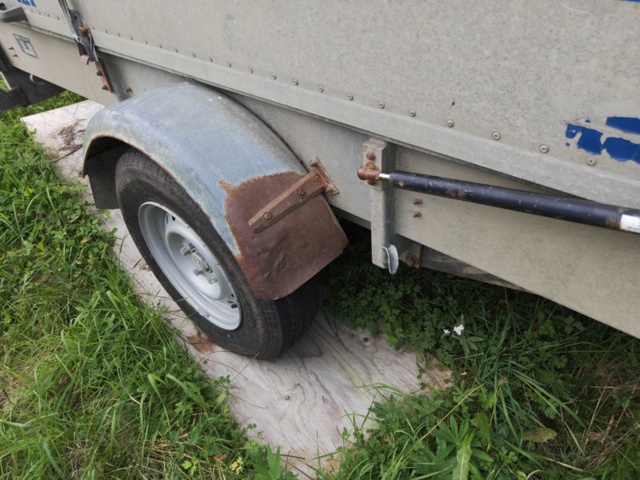 1485777-6 Släpvagn med aluminiumkåpa och plantlådeinsats - Aktiv Stabil 1300kg -1989 (Reparationsobjekt)