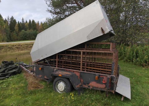 Släpvagn med aluminiumkåpa och plantlådeinsats (reparationsobjekt)
