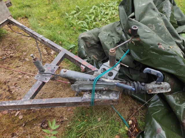 1485778-10 Släpvagn med aluminiumkåpa och plantlådeinsats (reparationsobjekt)