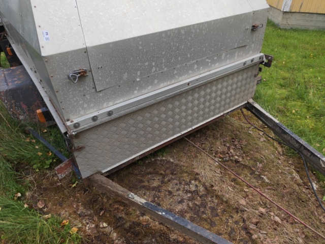 1485778-4 Släpvagn med aluminiumkåpa och plantlådeinsats (reparationsobjekt)