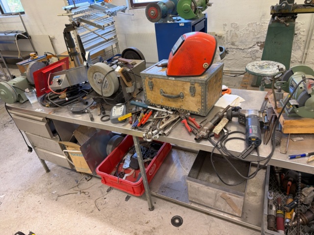 1566890-18 Collection of tools and workshop machines on workbench