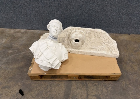 2 plaster figures