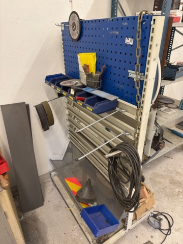 1566893-1 Toolbox on wheels with content