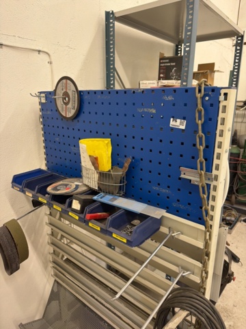 1566893-9 Toolbox on wheels with content