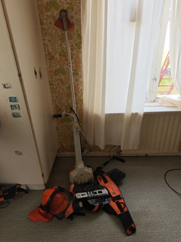 1485782-1 Stihl brushcutter with harness and helmet