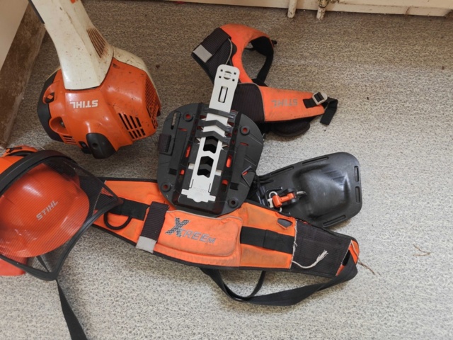 1485783-3 Brushcutter Stihl FS 460 C with harness and helmet