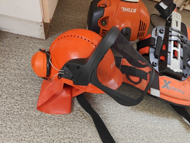 1485783-4 Brushcutter Stihl FS 460 C with harness and helmet