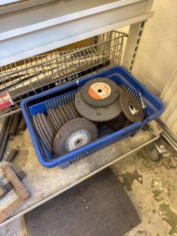 1566897-3 Toolbox on wheels