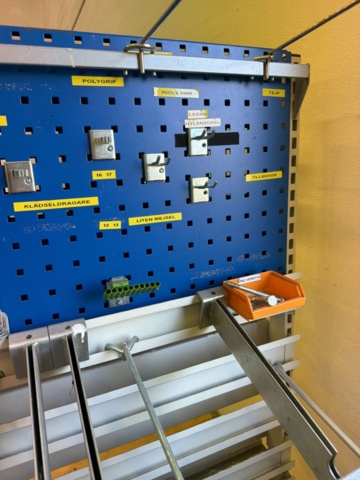 1566897-5 Toolbox on wheels