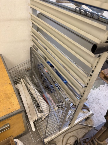 1566897-6 Toolbox on wheels