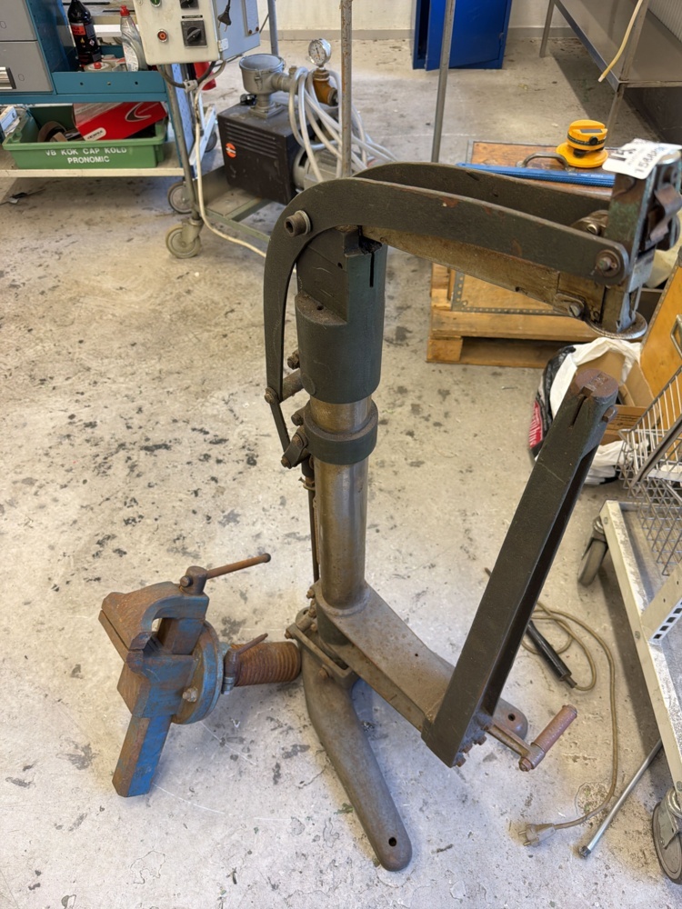 1566898-1 Handpress med skruvstäd – Josef Kihlberg