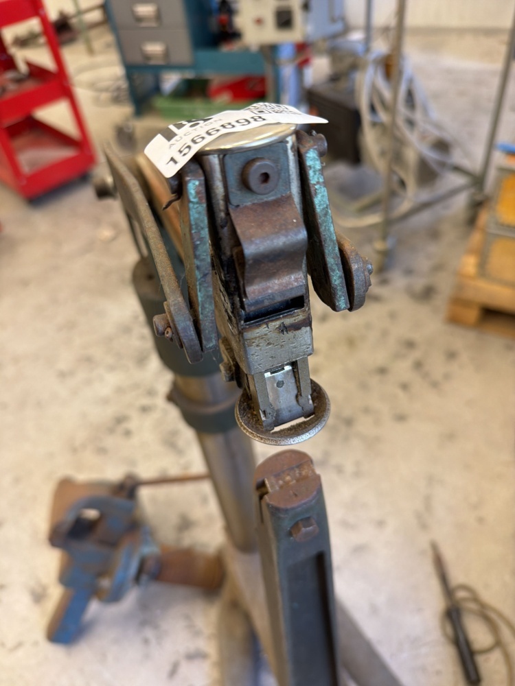1566898-2 Handpress med skruvstäd – Josef Kihlberg