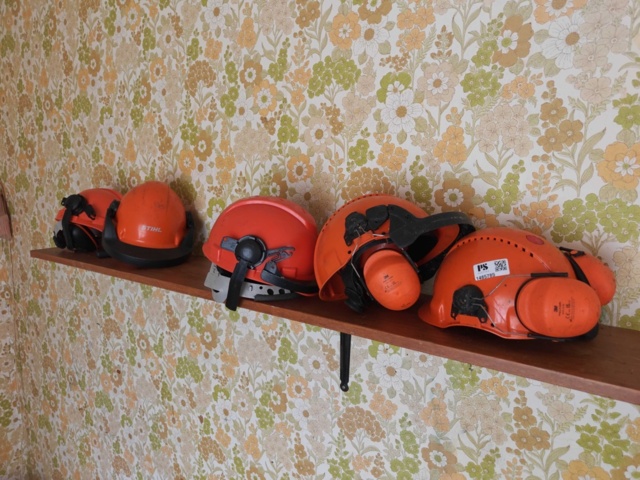 1485785-2 Helmets and safety boots