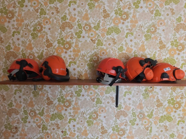 1485785-3 Helmets and safety boots