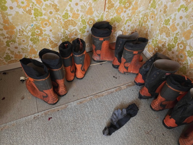 1485785-5 Helmets and safety boots