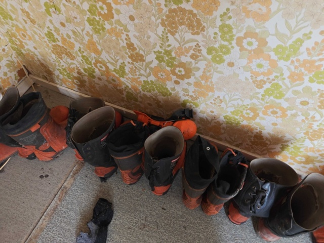 1485785-6 Helmets and safety boots