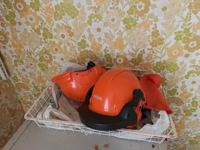 1485785-7 Helmets and safety boots