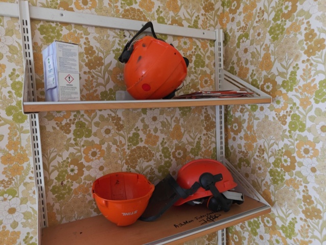 1485785-8 Helmets and safety boots