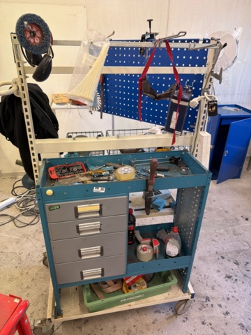 1566901-1 Tool trolley with contents