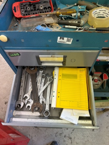 1566901-4 Tool trolley with contents