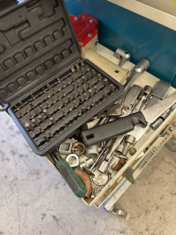 1566901-12 Tool trolley with contents