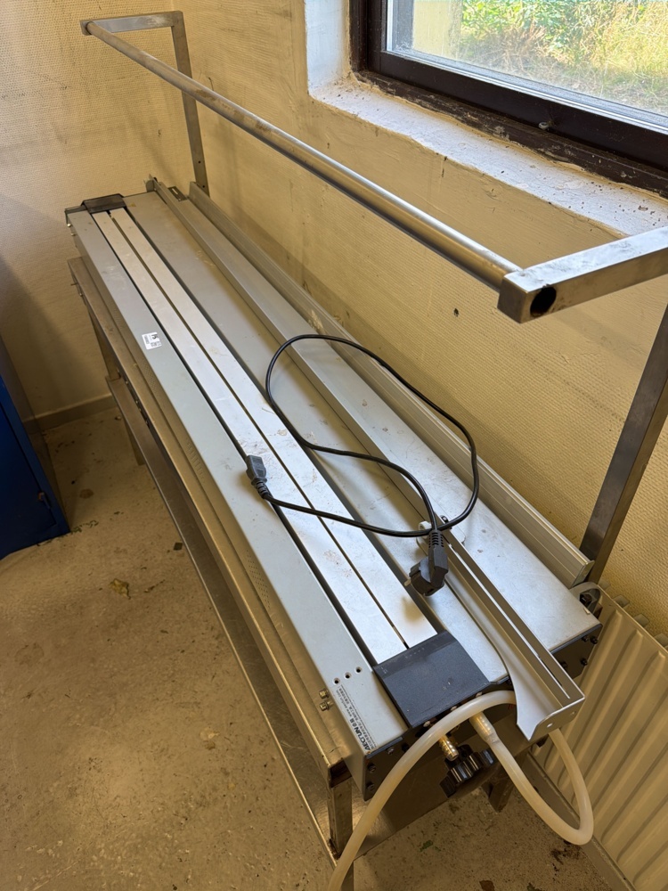 1566903-2 Akrylbockningsmaskin samt metallskåp – AECFUN ABM