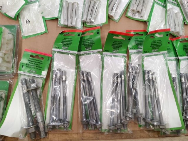 1578367-8 Sortiment med Skruv, Expander, Gipsankare, Plugg m.m, Essve